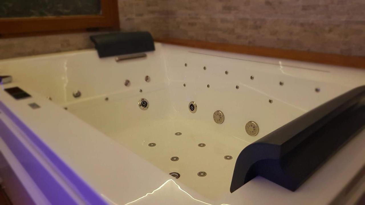 Villa Camilla - Tiny - Exclusive Pool ลุคคา ภายนอก รูปภาพ